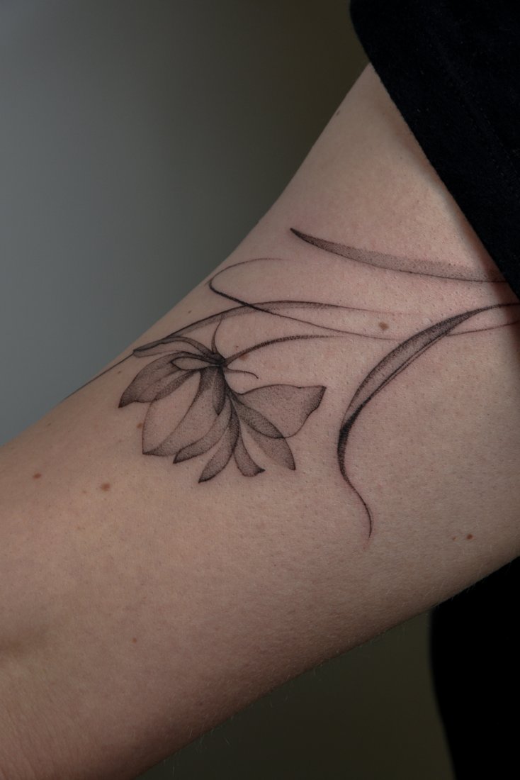 Botaniczny tatuaż fineline na przedramieniu